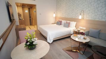 Sengetøy av topp kvalitet, minibar, safe på rommet og skrivebord