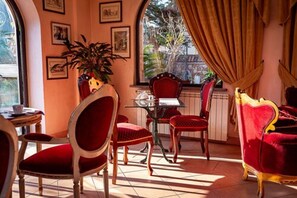 Sudah termasuk sarapan lengkap setiap hari