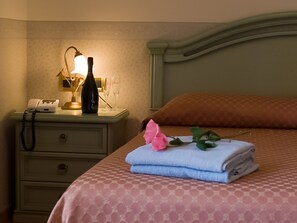 Basic Double Room, 1 Double Bed | Desk, laptop workspace, free WiFi, bed sheets - Hotel Louis II (Ciampino)