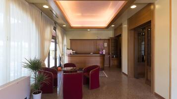 Habitación estándar | Sala de estar | Smart TV y películas con cargo