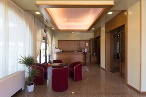 Habitación estándar | Sala de estar | Una Smart TV, películas de pago