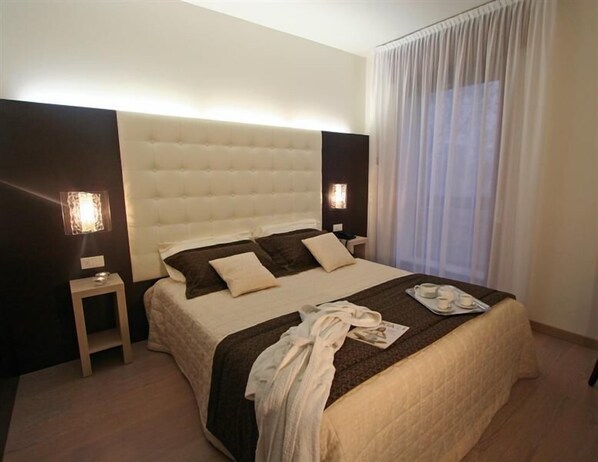 Habitación cuádruple superior | Minibar, caja fuerte, escritorio y sistema de insonorización