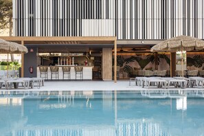 2 piscines extérieures, accÚs possible de 9 h à 20 h, chaises longues