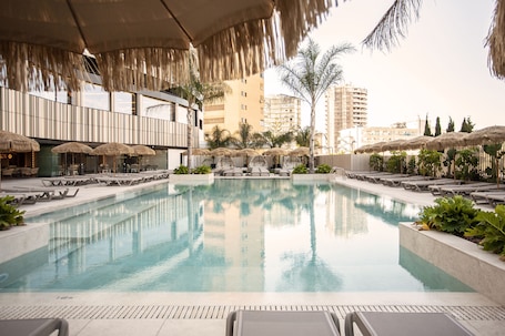 2 室外游泳池,09:00 至 20:00 开放,日光浴躺椅