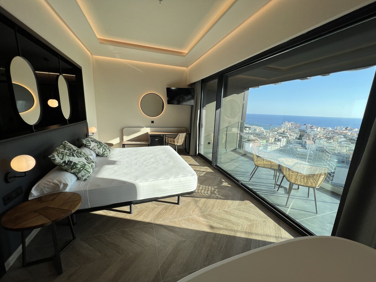 ミニバー、客室ごとに異なるインテリア、デスク、遮光カーテン