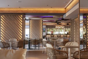 2 bars/lounges, rooftop bar