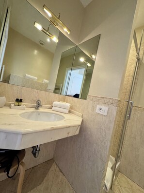 Superior Double Room | Bathroom | Shower, free toiletries, hair dryer, bidet - My Monti Place (Rome)