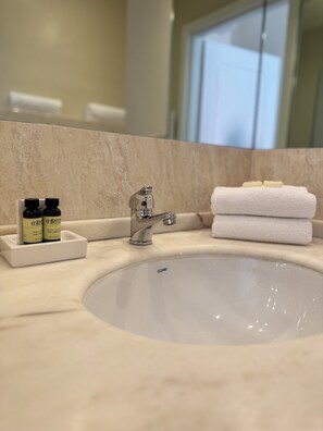 Dobbeltrom – superior | Bad | Dusj, toalettartikler (inkludert), hårføner og bidé