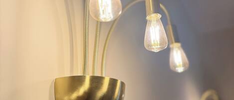 Arranjo de luz fixado na parede com três lâmpadas.