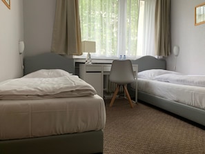 Chambre Standard avec lits jumeaux, salle de bains commune | Literie hypoallergénique, coffre-fort, décor unique, ameublement unique