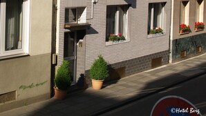 Un edificio de hotel con un letrero que dice "HOTEL BERG".