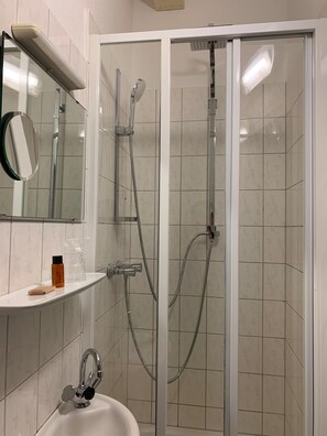 Enkeltrom – standard | Bad | Dusj, tøfler, håndklær og såpe