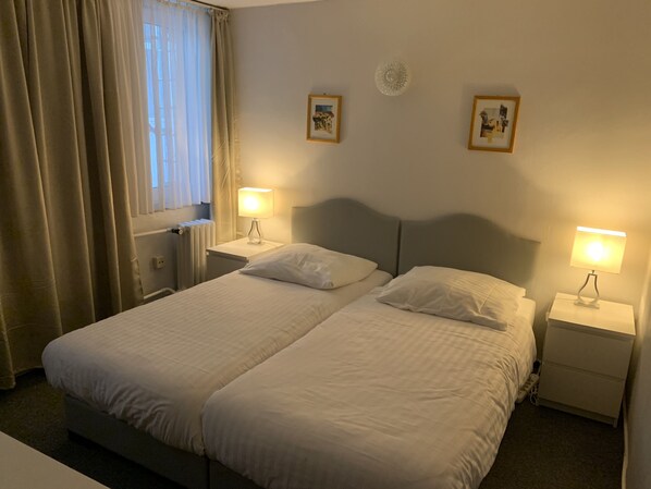 Standard-huone, 2 yhden hengen sänkyä | Allergiatestatut vuodevaatteet, tallelokero huoneessa