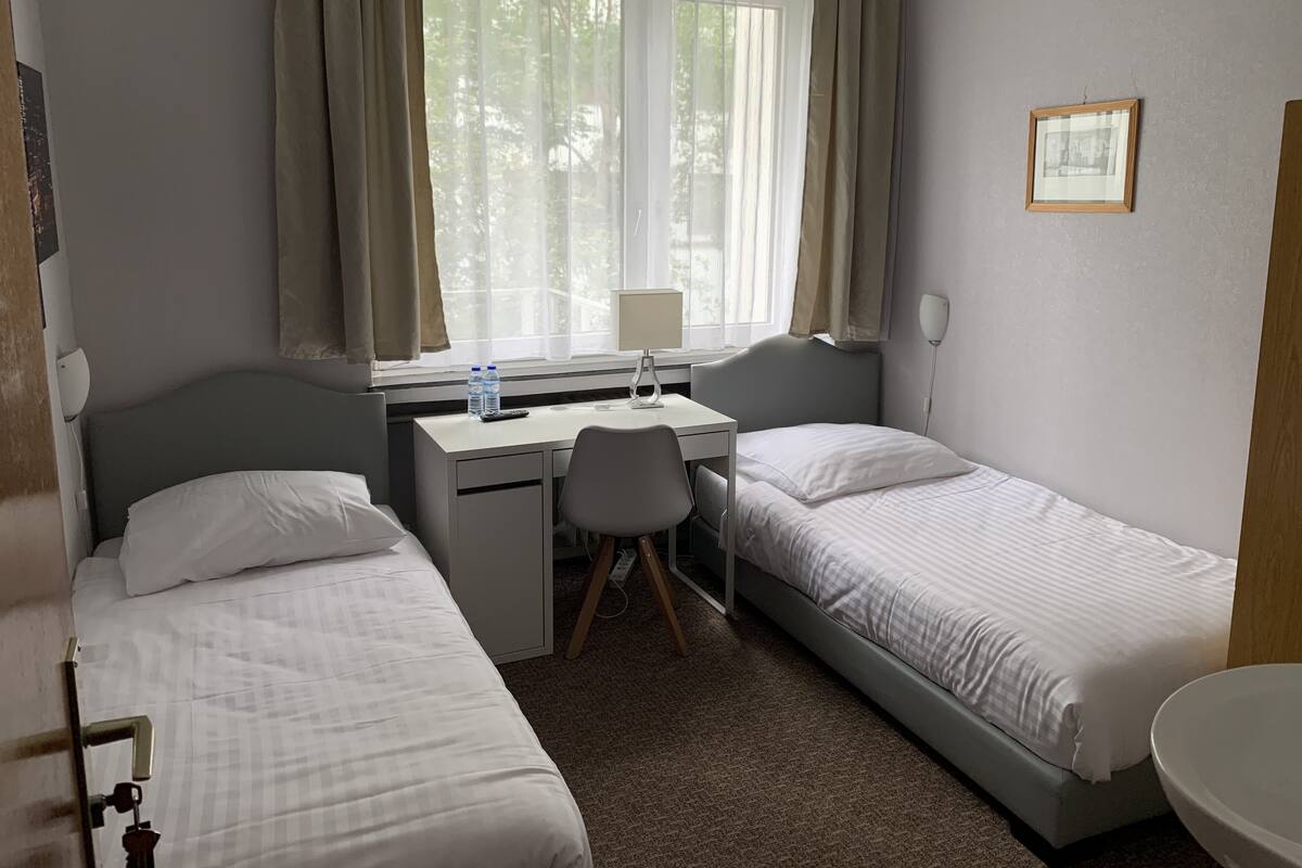 Ropa de cama hipoalergénica y caja de seguridad en la habitación 