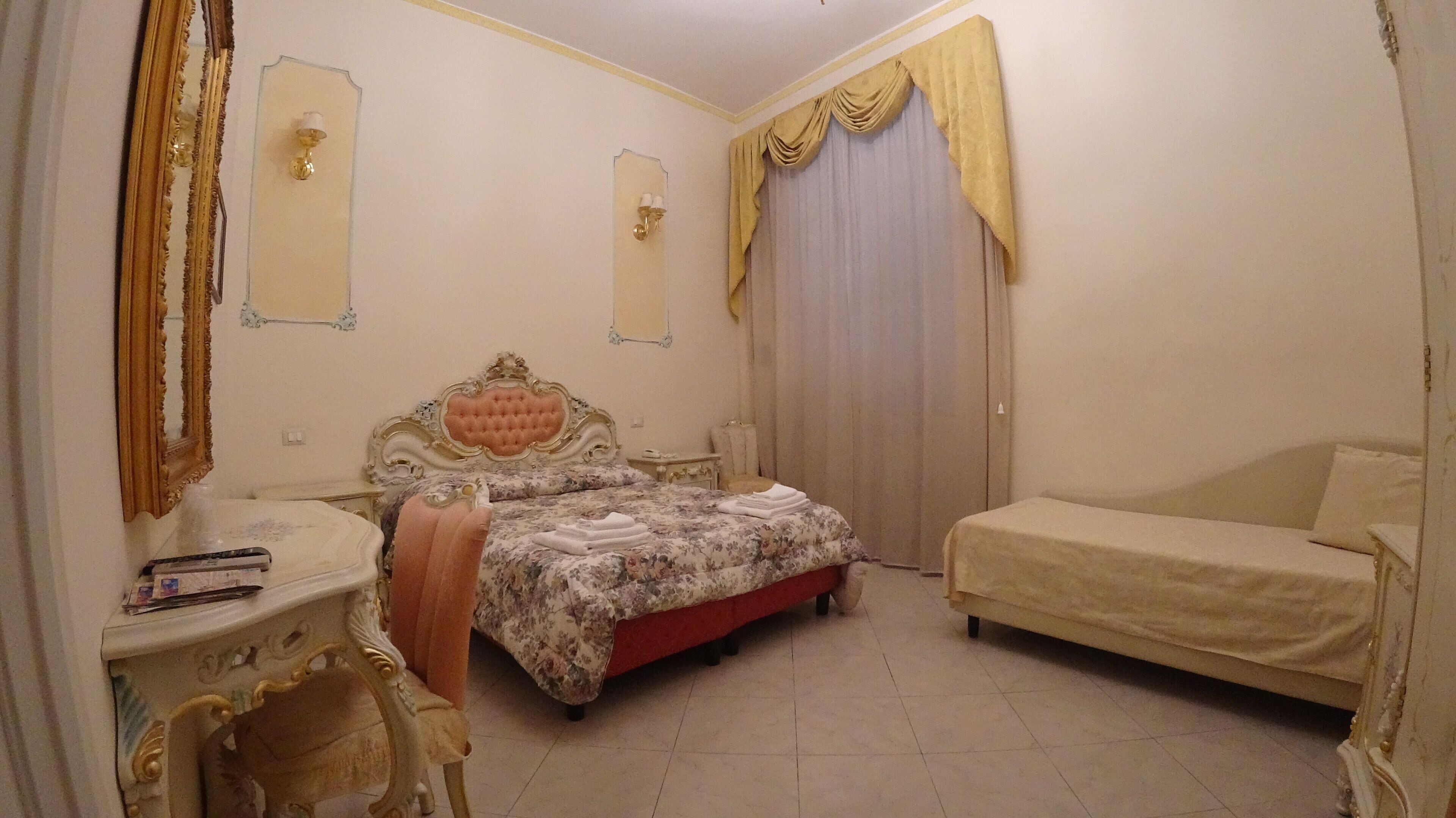 Quarto com cama, cadeira, escrivaninha e guarda-roupa.