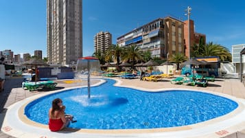 2 piscines extérieures, chaises longues