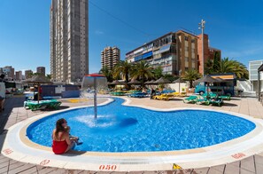 2 piscinas externas, espreguiçadeiras