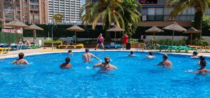 2 piscines extérieures, chaises longues