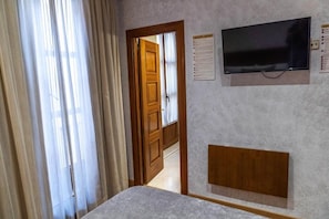 Small Double Matrimonial Room. | Bàn, màn/rèm cản sáng, phòng cách âm, bàn ủi/dụng cụ ủi quần áo 