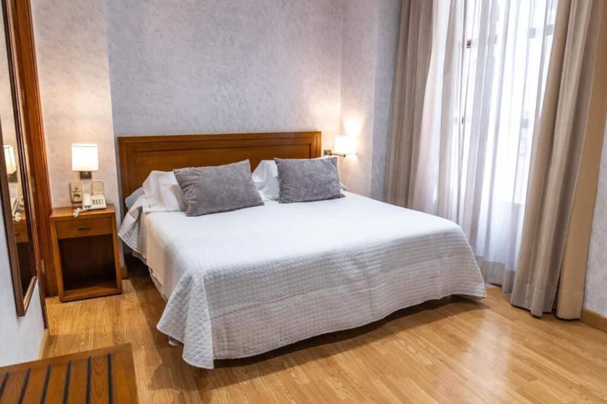 Escritorio, cortinas blackout y sistema de insonorización