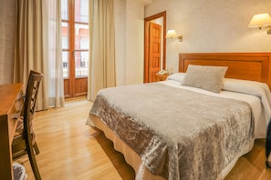 Double Matrimonial room. | Työpöytä, pimennysverhot, äänieristys, silitysrauta/-lauta