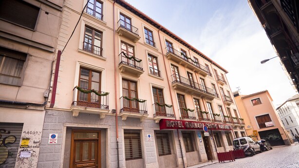 A multi-story building with a ground-floor entrance labeled "HOTEL GUINNA". - Hotel Granada Centro (Granada)
