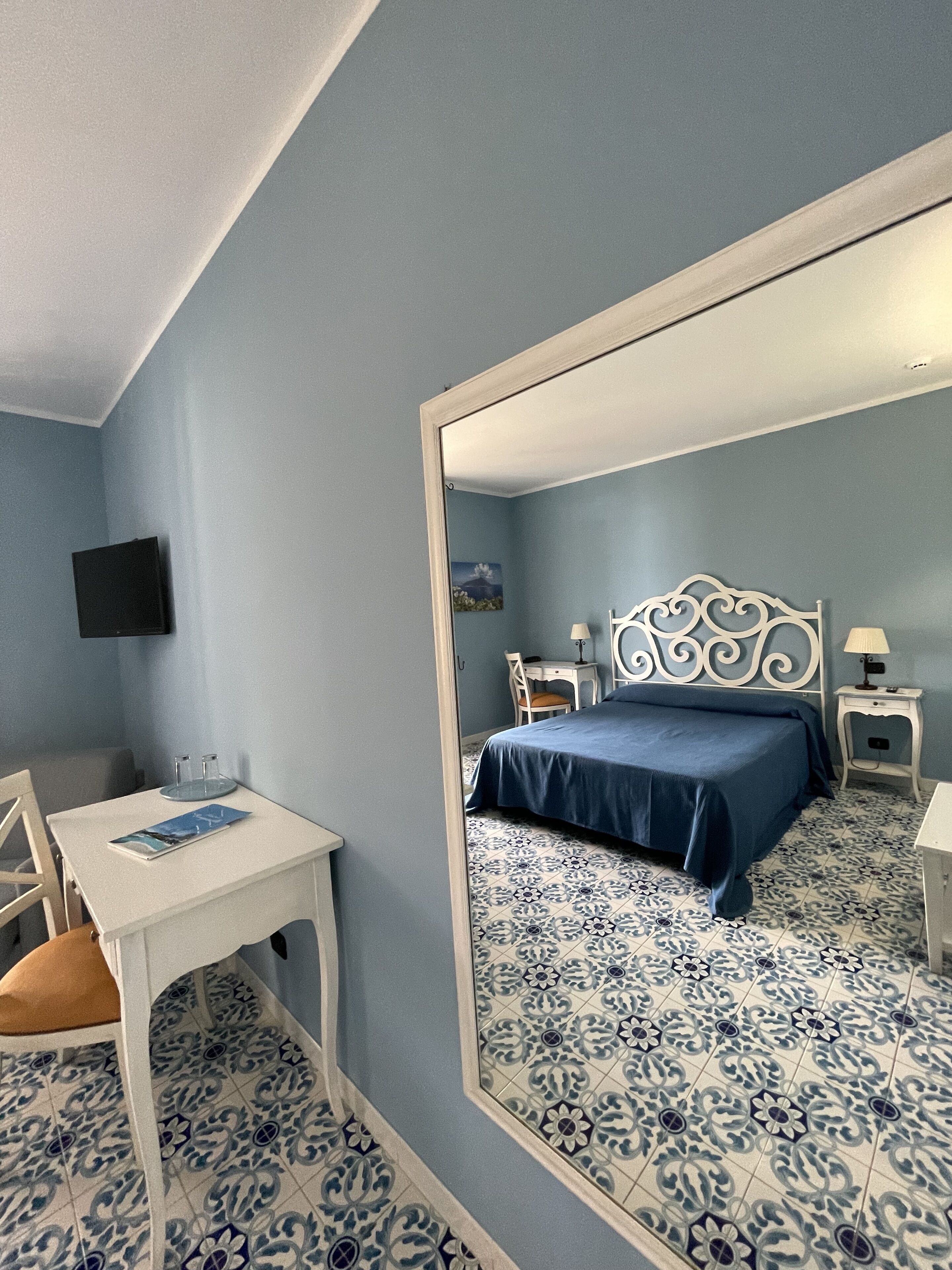 minibar, in-room safe, individually decorated, desk