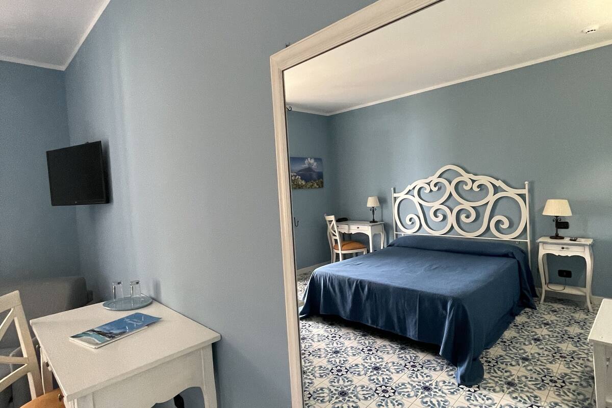 minibar, in-room safe, individually decorated, desk