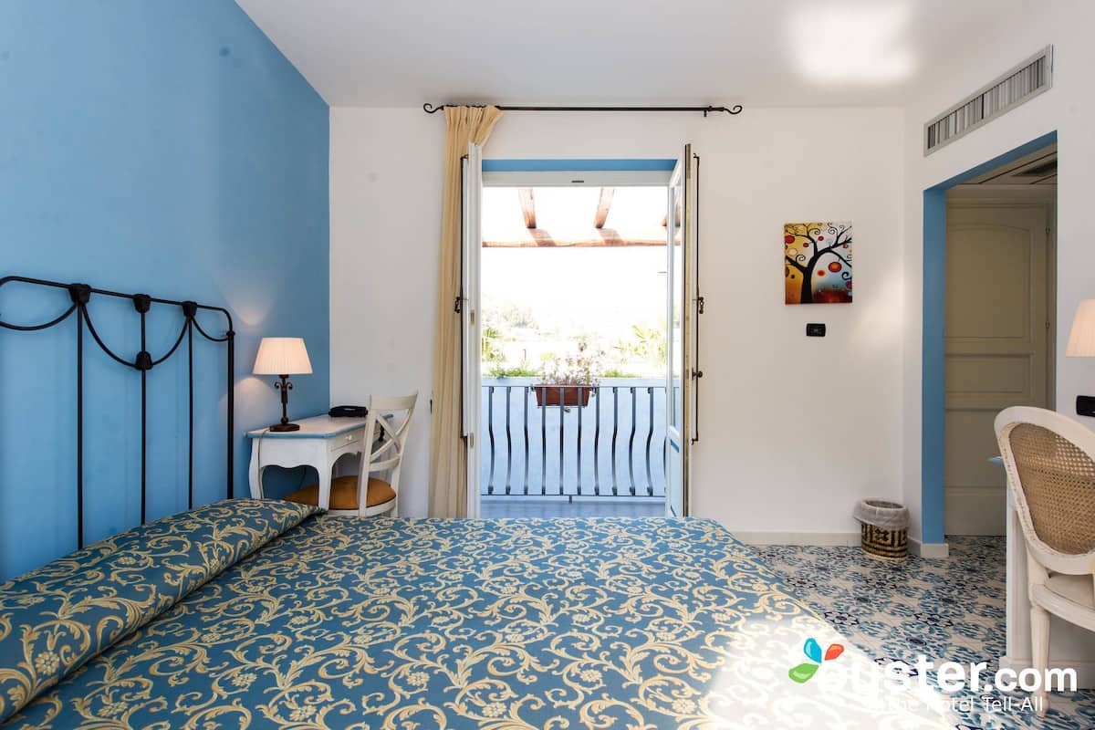 standard double room, garden view | minibar, in-room safe, individually decorated, desk