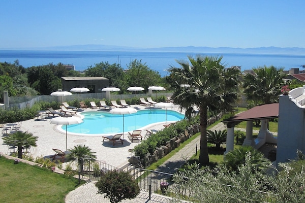 Deluxe Room, Partial Sea View (Matrimoniale) | Water view