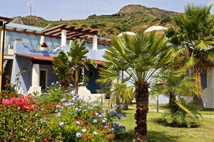 Minibar, caja de seguridad en la habitación y decoración personalizada 