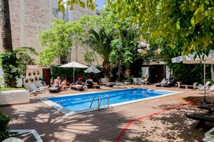 Outdoor pool, pool umbrellas, sun loungers