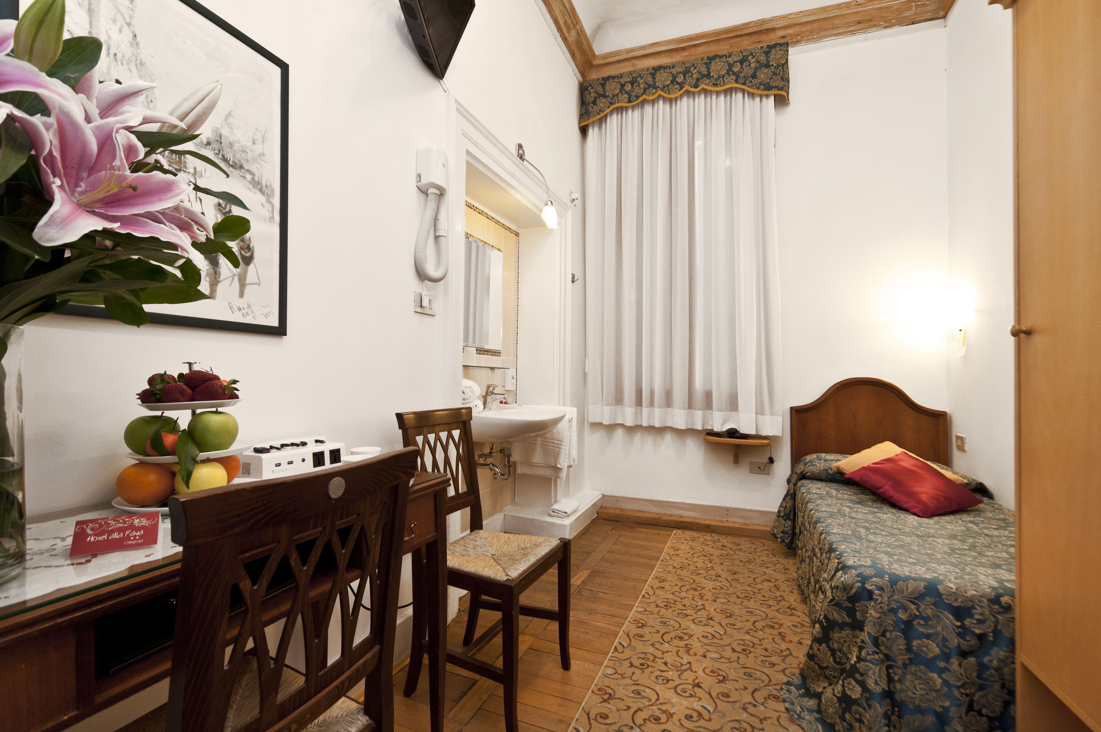 single room, shared bathroom | desk, free wifi, bed sheets