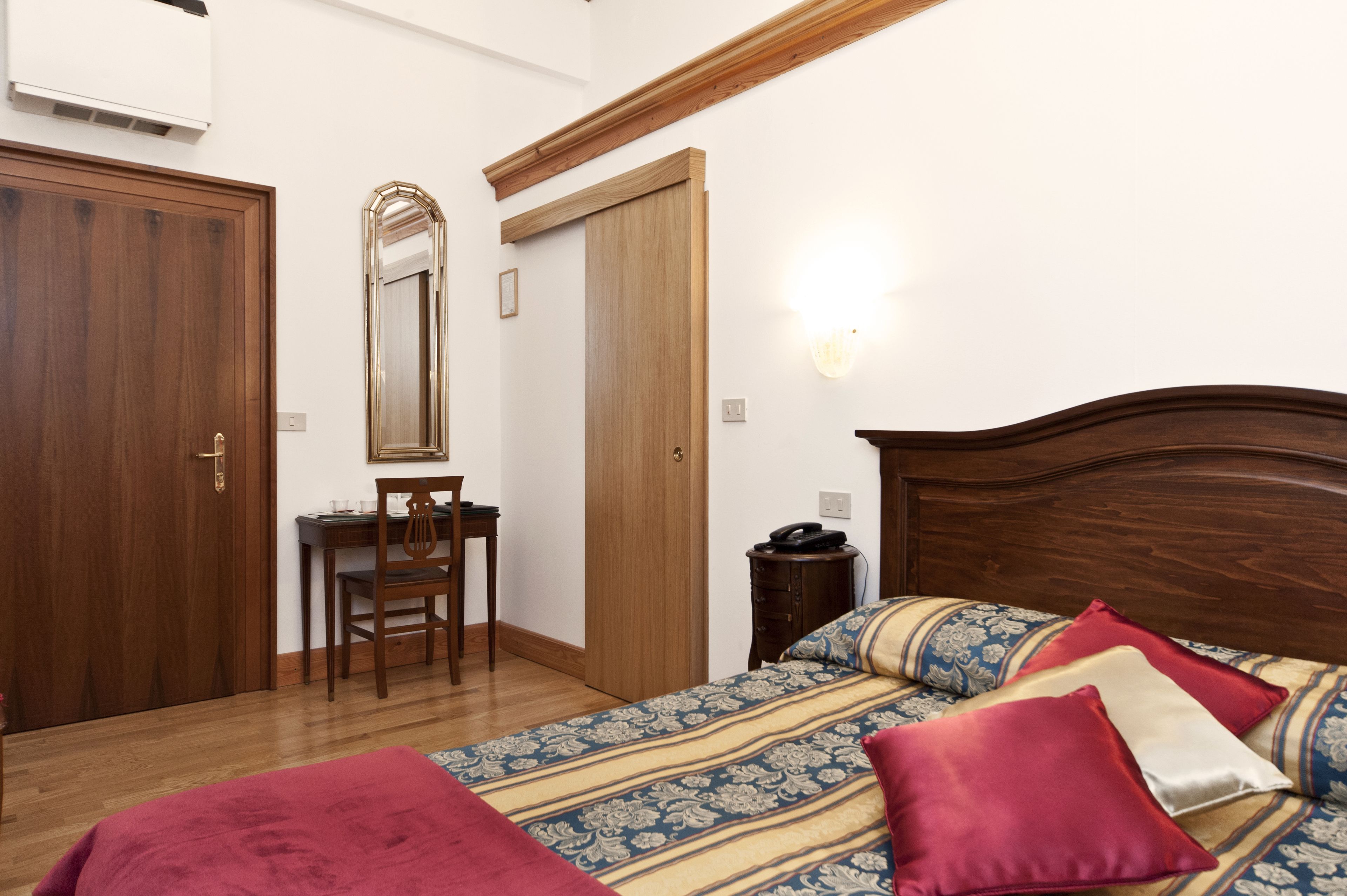 standard double room | desk, free wifi, bed sheets