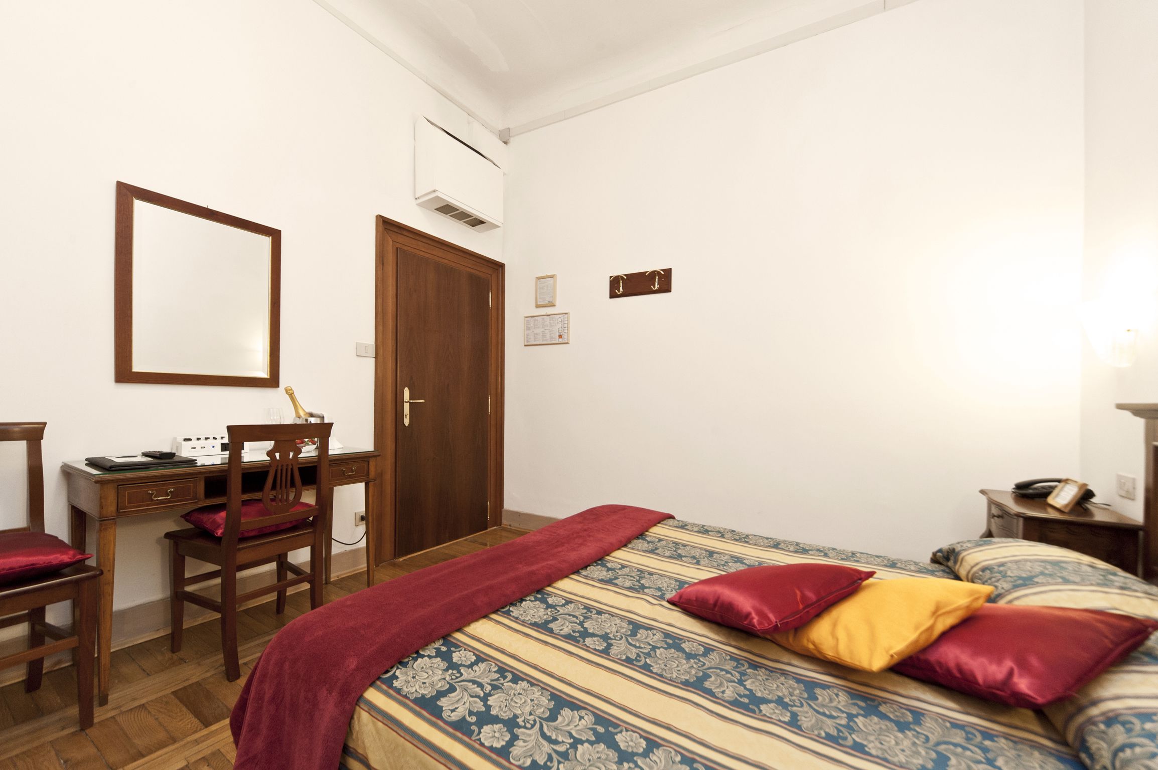 economy double room | desk, free wifi, bed sheets
