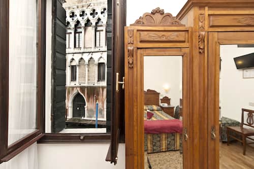 Een bureau, gratis wifi, beddengoed