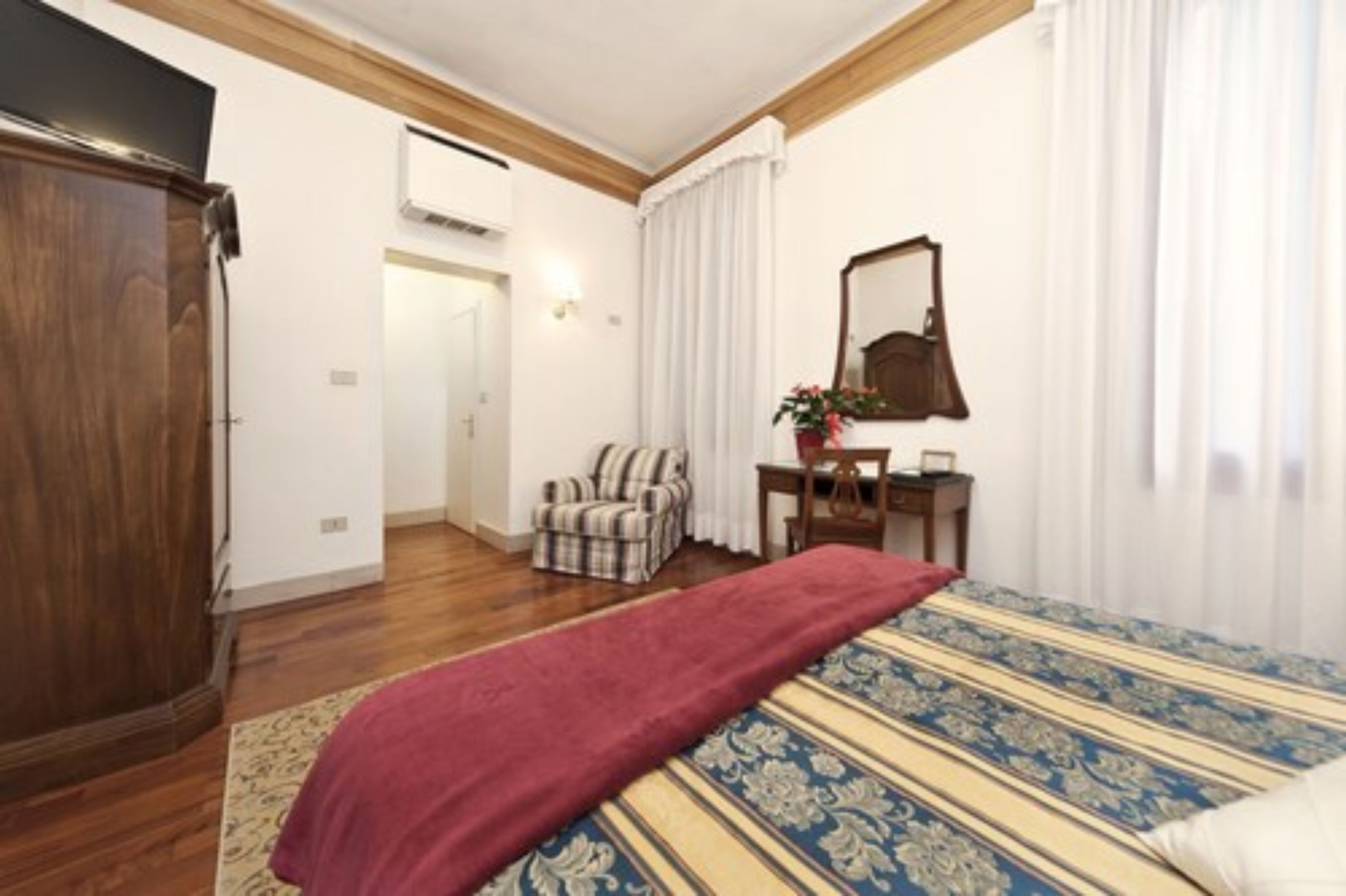 desk, free wifi, bed sheets