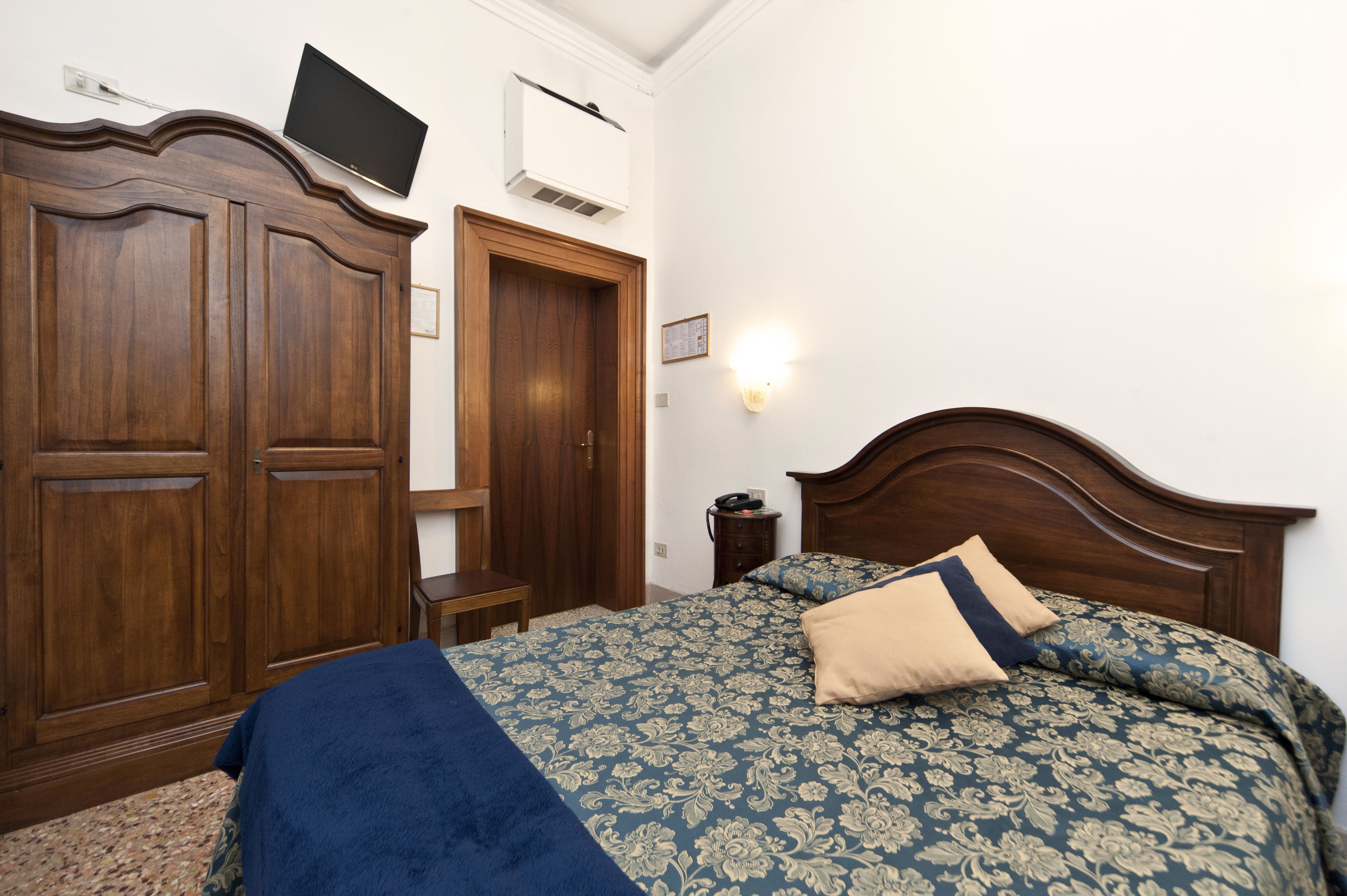 economy double room | desk, free wifi, bed sheets