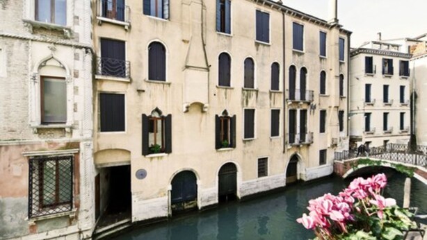A historic building with multiple windows and a canal in front. - Hotel Alla Fava (Venice)