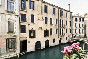 A historic building with multiple windows and a canal in front. - Hotel Alla Fava (Venice)