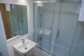 Kamer, 1 twee- of 2 eenpersoonsbedden, 1 tweepersoonsbed of 2 eenpersoonsbedden, balkon | Badkamer | Een regendouche, handdoeken, zeep, shampoo