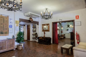 Lobby sitting area - Hotel El Cid (Sitges)