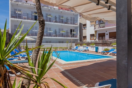 Outdoor pool, pool umbrellas, sun loungers. Hotel El Cid