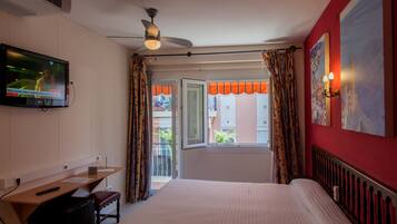 Doppel- oder Zweibettzimmer, Balkon | Schreibtisch, Verdunkelungsvorhänge, kostenloses WLAN, Bettwäsche
