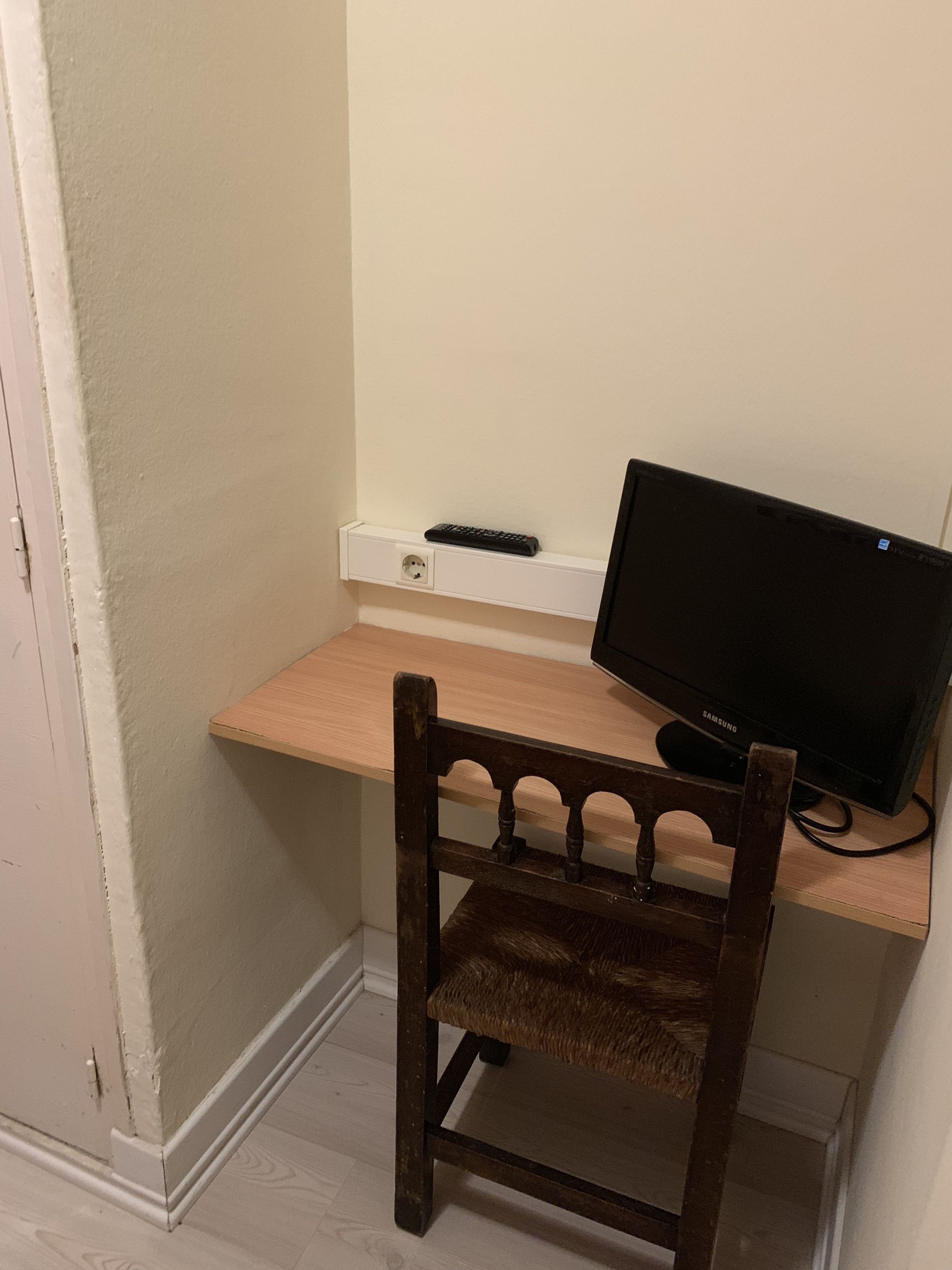 single room | desk, blackout curtains, free wifi, bed sheets
