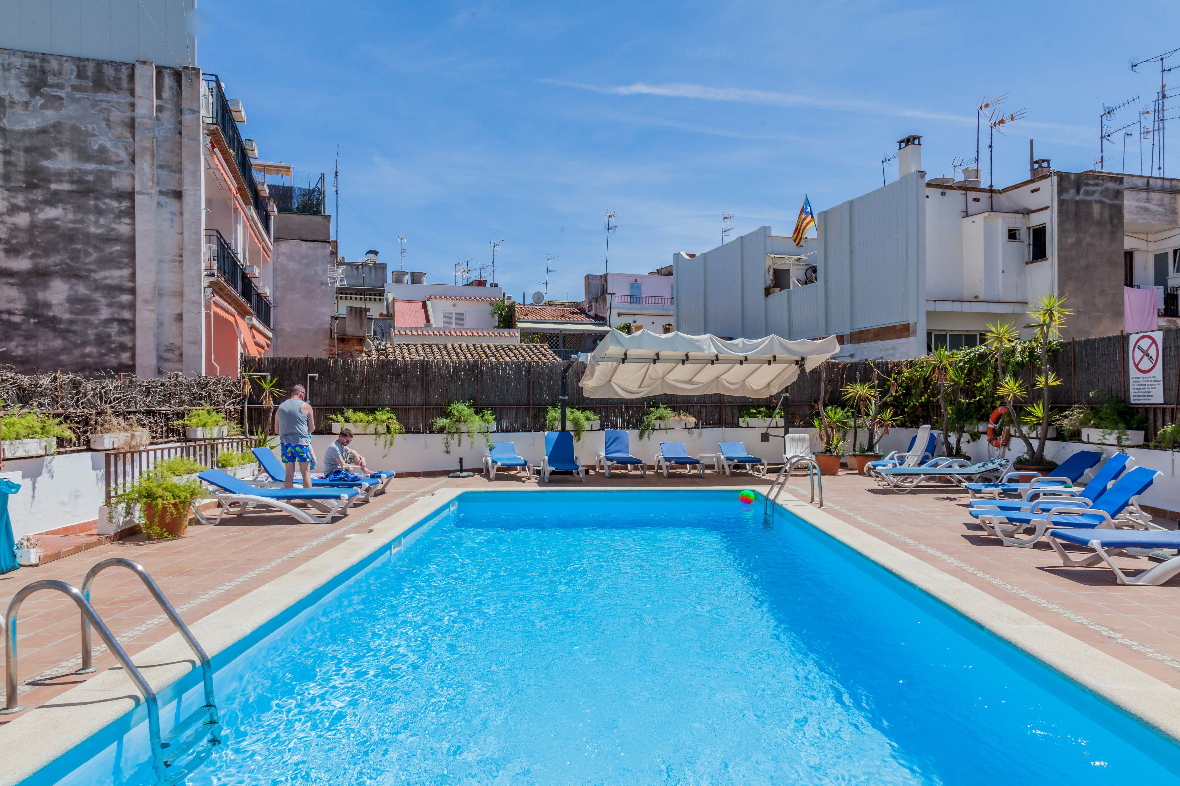 Außenpool, Sonnenschirme, Liegestühle