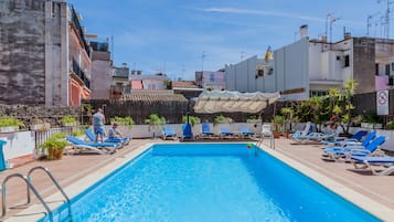 AuĂenpool, Sonnenschirme, LiegestĂŒhle