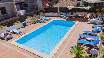 Piscine extérieure, parasols de plage, chaises longues