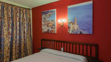 Schreibtisch, VerdunkelungsvorhÀnge, kostenloses WLAN, BettwÀsche