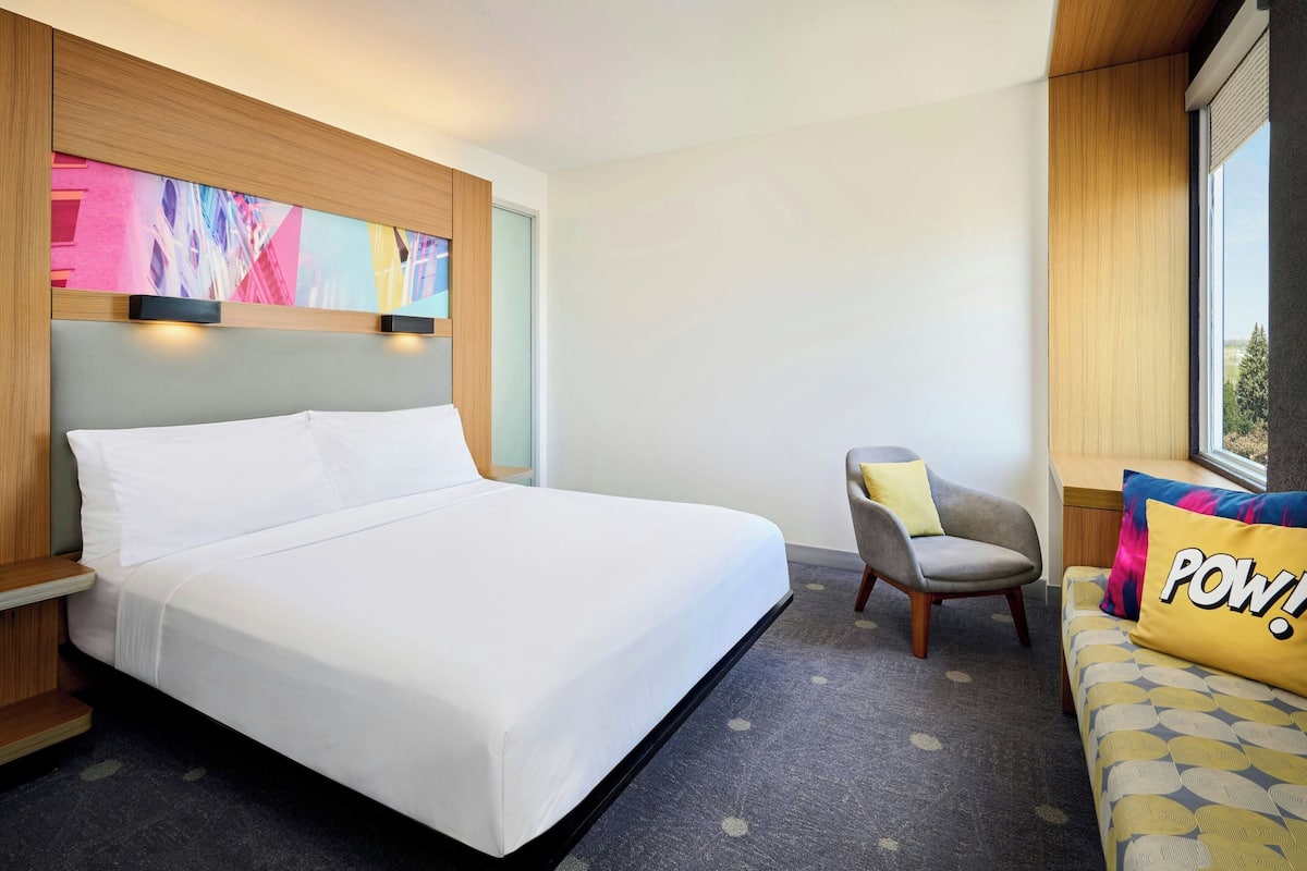 aloft, Rom, 1 kingsize-seng | Sengetøy av topp kvalitet, minibar, safe på rommet og skrivebord